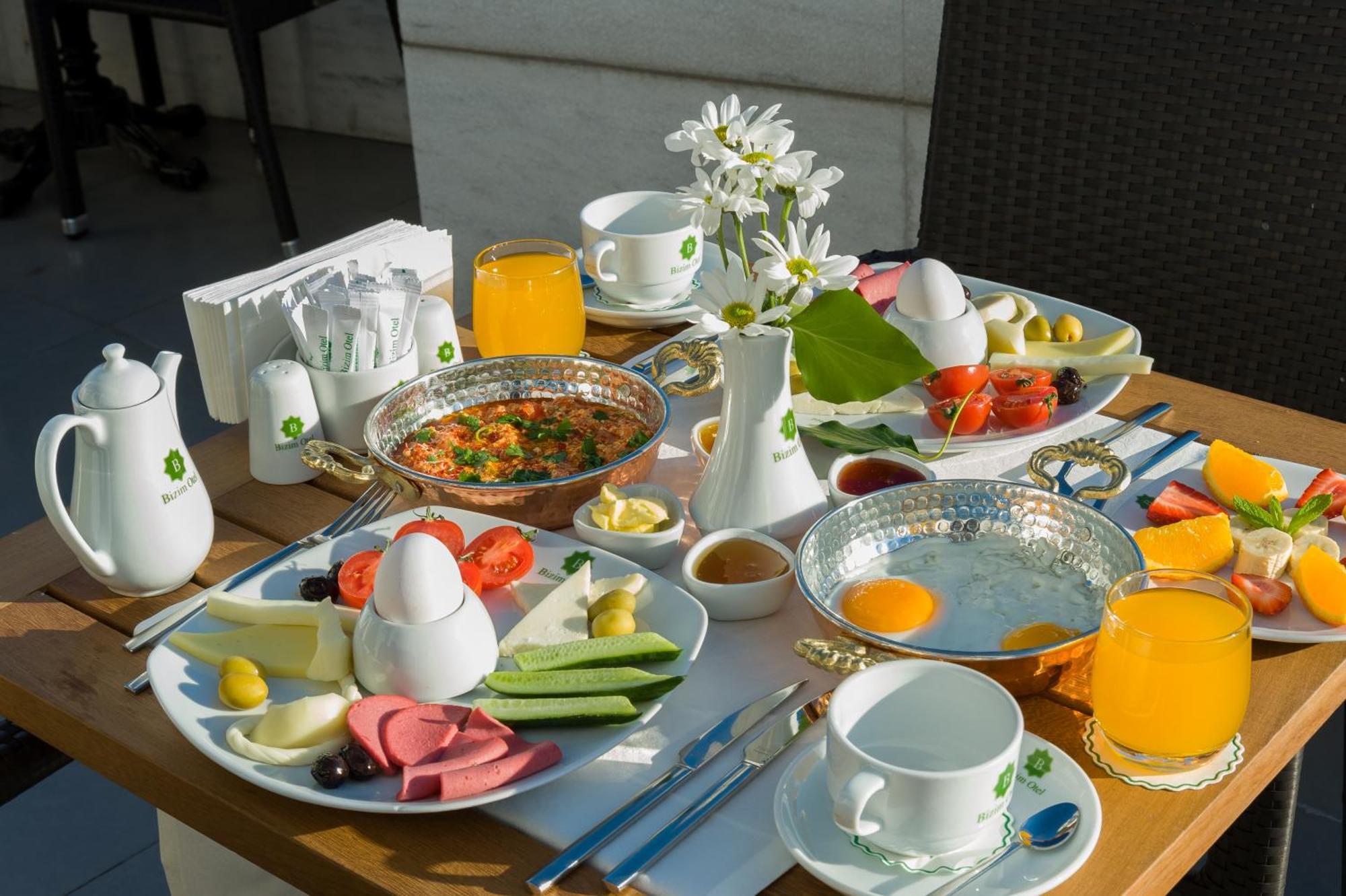 Bizim Hotel Istanboel Buitenkant foto
